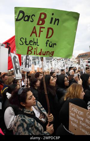 Bundesweite Gedenkdemo vier Jahre nach dem rassistischen Anschlag vom 19. Febbraio 2020 a Hanau - Gegen rechten Terror in Deutschland - pronunciare i loro nomi - Rassistische morte - Deutschland, GER, DEU Germania, Hanau, 17.02.2024 - Tausende gedenken der Attentat-Opfer von Hanau, setzen ein Zeichen gegen Rassismus und prangern Fehler der Behörden an. Die Demoteilnehmer versammelten sich am Kurt-Schumacher-Platz in Hanau-Kesselstadt und erreichten nach ca. Einer Stunde den Marktplatz der Hanauer Innenstadt. Hier fand die Abschlusskundgebung mit zahlreichen Angehörigen der Opfer statt. NAMEN d Foto Stock