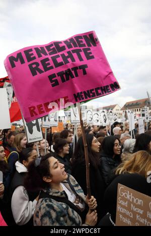 Bundesweite Gedenkdemo vier Jahre nach dem rassistischen Anschlag vom 19. Febbraio 2020 a Hanau - Gegen rechten Terror in Deutschland - pronunciare i loro nomi - Rassistische morte - Deutschland, GER, DEU Germania, Hanau, 17.02.2024 - Tausende gedenken der Attentat-Opfer von Hanau, setzen ein Zeichen gegen Rassismus und prangern Fehler der Behörden an. Die Demoteilnehmer versammelten sich am Kurt-Schumacher-Platz in Hanau-Kesselstadt und erreichten nach ca. Einer Stunde den Marktplatz der Hanauer Innenstadt. Hier fand die Abschlusskundgebung mit zahlreichen Angehörigen der Opfer statt. NAMEN d Foto Stock