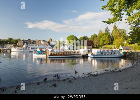 Regno Unito, Cumbria, Bowness-on-Windermere, piroscafo turistico e lago. Foto Stock