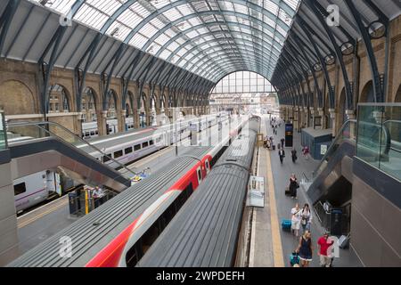 Regno Unito, Londra, Kings Cross sala arrivi/partenze per i treni. Foto Stock