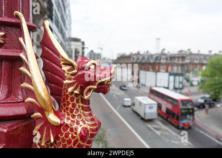 Regno Unito, Londra, ponte del viadotto di Holborne - lampioni rossi ornati di drago. Foto Stock