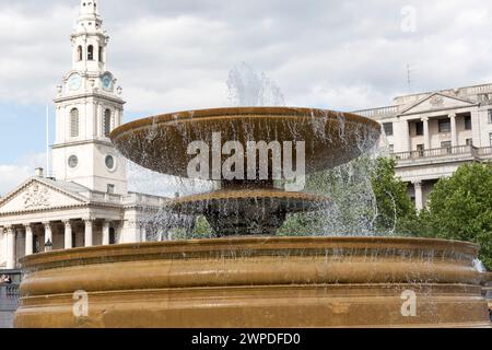 Regno Unito, Londra, Fountain Trafalgar Square e St Martins in the Field. Foto Stock