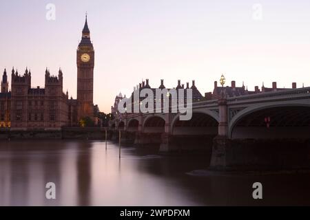 Regno Unito, Londra, il ponte di Wesminster e la torre dell'orologio di Big ben. Foto Stock