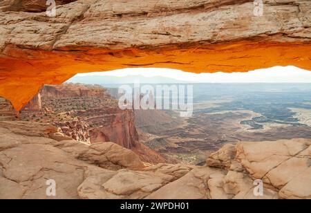 Mesa Arch, Canyonlands National Park nel sud-est dello Utah, Stati Uniti Foto Stock