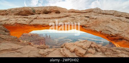 Mesa Arch, Canyonlands National Park nel sud-est dello Utah, Stati Uniti Foto Stock
