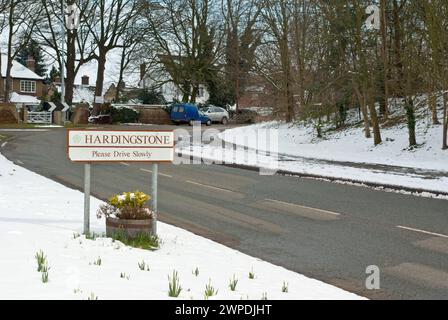 Vista sulla strada con neve invernale, Hardingstone Village, Northampton, Regno Unito Foto Stock