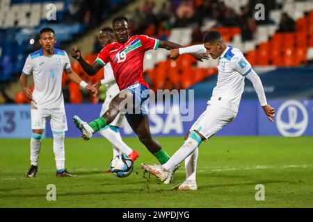 MENDOZA, ARGENTINA - 22 MAGGIO: Darlin Mencia dell'Honduras e Ebrima Singhatehof Gambia durante la Coppa del mondo FIFA U20 Argentina 2023 Match Honduras contro Gambia Foto Stock