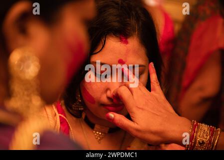 "Sindur Khela" è una tradizione molto amata tra le donne sposate in Bengalese, celebrata l'ultimo giorno di Durga Puja, conosciuta come Bijoya Dashami. Foto Stock