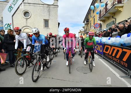 Italia. 7 marzo 2024. White Jersey VAUQUELIN Kévin ARKEA-B&amp;B HOTELS TEAM, Jersey Blu AYUSO PESQUERA Juan UAE TEAM EMIRATES, Cyclamin Jersey Jonathan Milan (Lidl-Trek) Green Jersey Richard Carapaz (EF Education-EasyPost) partenza della 59a Tirreno-Adriatico 2024, tappa 4 a km da Arrone a Giulianova il 7 marzo 2024 a Giulianova, Abruzzo, Italia. (Foto di Gian Mattia D'Aberto/LaPresse) credito: LaPresse/Alamy Live News Foto Stock