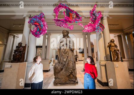 Londra, Regno Unito. 7 marzo 2024. In occasione della giornata internazionale della donna, l'Edinburgh Seven Tapestry, commissionato dai Dovecot Studios, è stato presentato al V&A (Victoria & Albert Museum) South Kensington. Progettato dall'artista Christine Borland, ci sono volute oltre 4.000 ore e 90.500 metri di filato per essere creato. L'opera commemora i "sette di Edimburgo", le prime donne a iscriversi in qualsiasi università britannica nel 1869. È in mostra dall'8 marzo al 27 maggio 2024. Crediti: Guy Bell/Alamy Live News Foto Stock