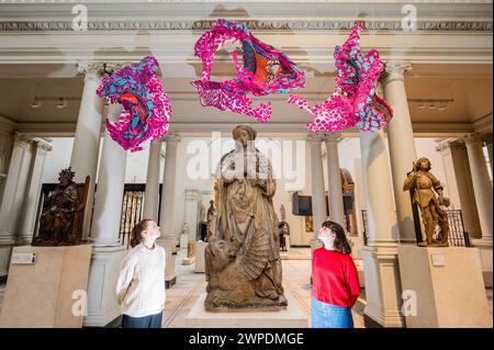 Londra, Regno Unito. 7 marzo 2024. In occasione della giornata internazionale della donna, l'Edinburgh Seven Tapestry, commissionato dai Dovecot Studios, è stato presentato al V&A (Victoria & Albert Museum) South Kensington. Progettato dall'artista Christine Borland, ci sono volute oltre 4.000 ore e 90.500 metri di filato per essere creato. L'opera commemora i "sette di Edimburgo", le prime donne a iscriversi in qualsiasi università britannica nel 1869. È in mostra dall'8 marzo al 27 maggio 2024. Crediti: Guy Bell/Alamy Live News Foto Stock