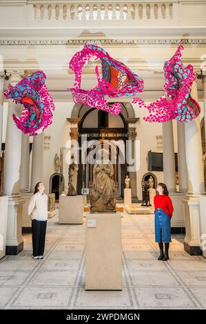 Londra, Regno Unito. 7 marzo 2024. In occasione della giornata internazionale della donna, l'Edinburgh Seven Tapestry, commissionato dai Dovecot Studios, è stato presentato al V&A (Victoria & Albert Museum) South Kensington. Progettato dall'artista Christine Borland, ci sono volute oltre 4.000 ore e 90.500 metri di filato per essere creato. L'opera commemora i "sette di Edimburgo", le prime donne a iscriversi in qualsiasi università britannica nel 1869. È in mostra dall'8 marzo al 27 maggio 2024. Crediti: Guy Bell/Alamy Live News Foto Stock