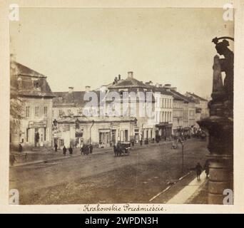 Varsavia. "Krakowskie Przedmie" (vista dal balcone dell'Atelier di Beyer a Krakowskie Przedmieście verso Pałis Stanis Potocki. A destra della Sirenetta, conosceva le porte delle porte, che conducevano a ul. Karow) ; Beyer, Karol (1818-1877); 1861-1863 (1861-00-00-1863-00-00-00);Karowa (Varsavia - via), Krakowskie Przedmieście (Varsavia - via), Méyet, Leopold (1850-1912) - collezione, Palazzo Potocki (Varsavia - Cracovia Przedmieście 15), Varsavia (Voivodato Masoviano), porte, Dar (provenienza), carrozze, segnali Foto Stock