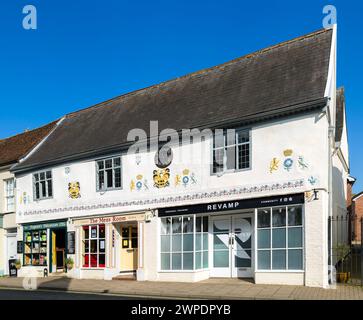 Orologio e parrucchiere negli edifici 46 e 48 High Street, Hadliegh, Suffolk, Inghilterra, Regno Unito Foto Stock