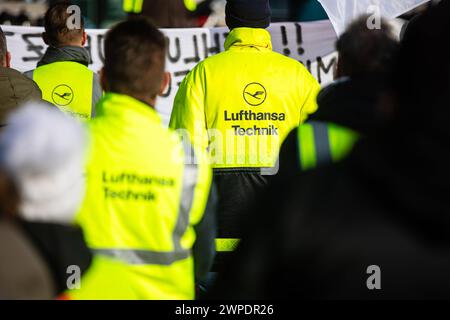 Eine Kundgebung von Lufthansa Mitarbeitern am Flughafen Berlin Brandenburg wahrend einem Streik der Lufthansa Mitarbeiter AM 07. März 2024 a Schönefeld, Brandeburgo. DAS Logo der Lufthansa auf Arbeitskleidung. Streik am Flughafen Berlino Brandeburgo Foto Stock