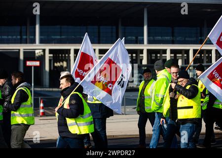 Eine Kundgebung von Lufthansa Mitarbeitern am Flughafen Berlin Brandenburg wahrend einem Streik der Lufthansa Mitarbeiter AM 07. März 2024 a Schönefeld, Brandeburgo. Streik am Flughafen Berlino Brandeburgo Foto Stock