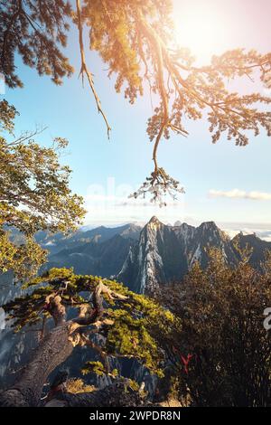 Vista del paesaggio montano del Parco Nazionale di Huashan al tramonto, Cina. Foto Stock