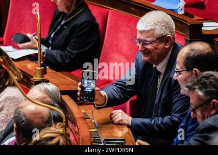 Parigi, Francia. 5 marzo 2024. Olivier Falorni, deputato del gruppo Démocrate (modem et Indépendants), mostra un meme sul vice Mathilde Panot sul suo cellulare, durante le domande alla sessione del governo all'Assemblea nazionale. Una sessione settimanale di interrogatori sul governo francese si svolge nell'Assemblea Nazionale al Palais Bourbon di Parigi. Credito: SOPA Images Limited/Alamy Live News Foto Stock