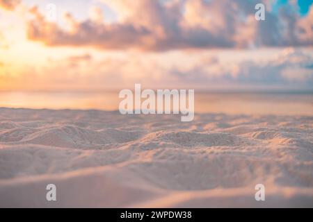 Spiaggia di sabbia marina ravvicinata. Il paesaggio della spiaggia è meraviglioso. Ispira l'orizzonte marino dell'isola tropicale. Arancione oro viola tramonto cielo alba luce tranquilla Foto Stock