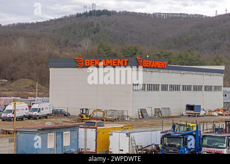 Belgrado, Serbia - 10 febbraio 2024: Costruzione di magazzino di materiali edili Bekament Company presso la zona industriale Beli Potok. Foto Stock