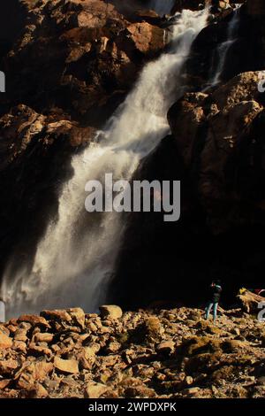 Tawang, Arunachal Pradesh, India - 7 dicembre 2019: Turista che gode della bellezza della natura. Nuranang o cascata Jang, una popolare destinazione turistica Foto Stock