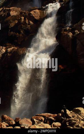 Tawang, Arunachal Pradesh, India - 7 dicembre 2019: Turista che gode della bellezza della natura. Nuranang o cascata Jang, una popolare destinazione turistica Foto Stock