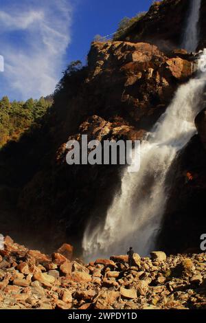 Tawang, Arunachal Pradesh, India - 7 dicembre 2019: Turista che gode della bellezza della natura. Nuranang o cascata Jang, una popolare destinazione turistica Foto Stock