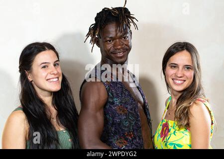 Un coinvolgente ritratto di gruppo di tre diversi amici che condividono un momento di gioia insieme, simboleggiando l'amicizia, la diversità e l'unità culturale Foto Stock