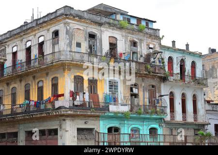 039 Tenement House all'angolo tra le vie Villegas e Lamparilla, l'Avana Vecchia, con ringhiere in ghisa balconi e lavanderia. La Habana-Cuba. Foto Stock