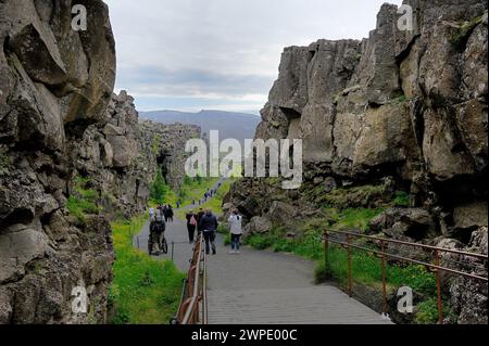Placca tettonica divide, Islanda - 5 luglio 2022: La passerella tra le placche eurasiatiche e nordamericane Foto Stock
