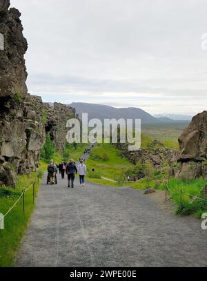 Placca tettonica divide, Islanda - 5 luglio 2022: La passerella tra le placche eurasiatiche e nordamericane Foto Stock