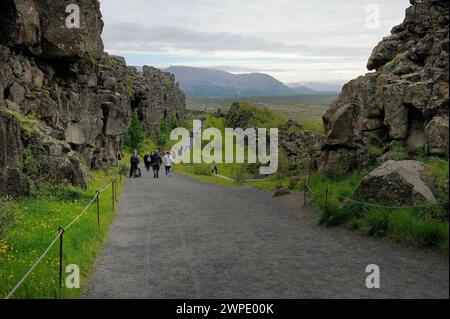 Placca tettonica divide, Islanda - 5 luglio 2022: La passerella tra le placche eurasiatiche e nordamericane Foto Stock
