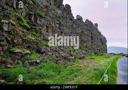 Tectonic plate divide, Islanda - 5 luglio 2022: La parete rocciosa della placca nordamericana Foto Stock