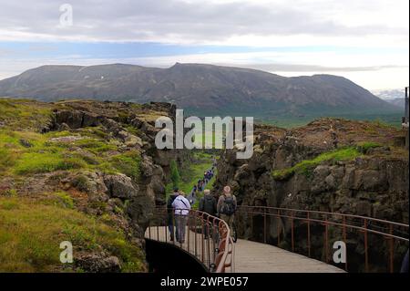 Placca tettonica divide, Islanda - 5 luglio 2022: La passerella tra le placche eurasiatiche e nordamericane Foto Stock