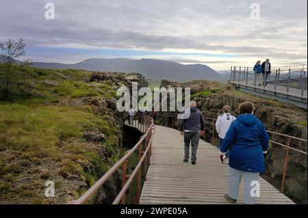 Placca tettonica divide, Islanda - 5 luglio 2022: La passerella tra le placche eurasiatiche e nordamericane Foto Stock