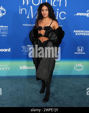 Jessie Reyez arriva ai Billboard Women in Music Awards 2024 che si tengono presso il YouTube Theater all'Hollywood Park di Inglewood, CALIFORNIA, mercoledì 6 marzo 2024. (Foto di Sthanlee B. Mirador/Sipa USA) Foto Stock