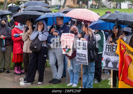 Los Angeles, Stati Uniti. 6 marzo 2024. I manifestanti partecipano a una manifestazione pro-palestinese sotto la pioggia a Los Angeles. Credito: SOPA Images Limited/Alamy Live News Foto Stock