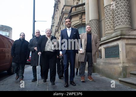 Edimburgo, Regno Unito. 7 marzo 2024. LA FAMIGLIA DI EMMA DEVE INCONTRARE L'AVVOCATO DEL SIGNORE. La madre di Emma Caldwell, Margaret Caldwell, insieme alla sua famiglia e al loro avvocato, Aamer Anwar per incontrare Lord Advocate al Crown Office, 25 Chambers Street. Edimburgo. Scozia Picture Credit: Pako Mera/Alamy Live News Foto Stock