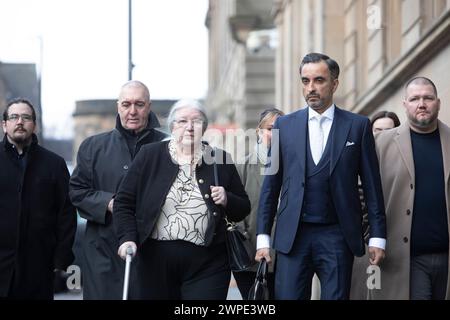 Edimburgo, Regno Unito. 7 marzo 2024. LA FAMIGLIA DI EMMA DEVE INCONTRARE L'AVVOCATO DEL SIGNORE. La madre di Emma Caldwell, Margaret Caldwell, insieme alla sua famiglia e al loro avvocato, Aamer Anwar per incontrare Lord Advocate al Crown Office, 25 Chambers Street. Edimburgo. Scozia Picture Credit: Pako Mera/Alamy Live News Foto Stock