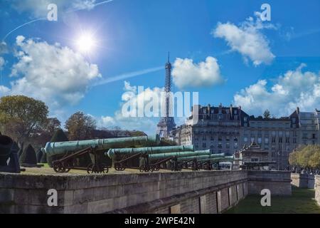 Parigi, la Esplanade des Invalides, con cannoni, e la Torre Eiffel in background, luogo turistico Foto Stock