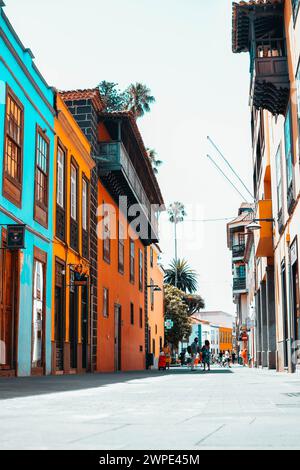 Una delle strade principali di San Cristóbal de la Laguna, Tenerife. Foto Stock