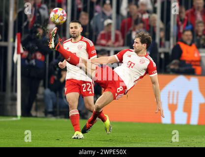 Leon Goretzka del Bayern Muenchen Raphael Guerreiro del Bayern Muenchen MONACO DI BAVIERA, GERMANIA - 05 MARZO: UEFA Champions League 2023/24 turno di 16 andata tra FC Bayern MŸnchen e SS Lazio all'Allianz Arena il 5 marzo 2024 a Monaco © diebilderwelt / Alamy Stock Foto Stock