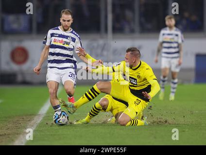 Firo: 03.03.2024, calcio, 3a lega, 3a Bundesliga, stagione 2023/2024, MSV Duisburg - BVB Borussia Dortmund U23 duello da sinistra a destra Ahmet Engin contro Franz Pfanne Foto Stock