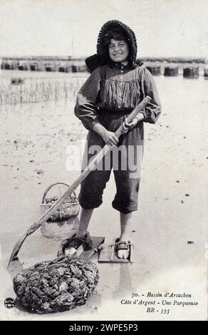 Bassin d'Arcachon: Un allevatore di ostriche - cartolina, 1909 Foto Stock