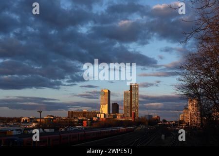 Le torri e l'hotel di Victoria Square Marches si affacciano a ovest del centro di Woking con nuvole grigie e tempestose Woking Surrey UK Foto Stock