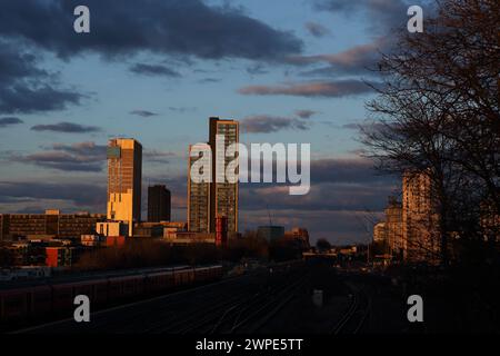 Le torri e l'hotel di Victoria Square Marches si affacciano a ovest del centro di Woking con nuvole grigie e tempestose Woking Surrey UK Foto Stock