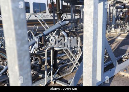 Parcheggio per biciclette presso la stazione ferroviaria centrale di Farnborough con portabiciclette, Farnborough, Hampshire, Regno Unito Foto Stock