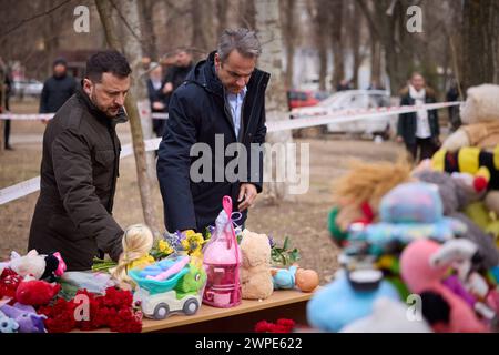 Praesident Wolodymyr Selenskyj empfaengt den griechischen Ministerpraesidenten Kyriakos Mitsotaki am 06.03.2024 a Odessa Praesident Wolodymyr Selenskyj empfaengt den griechischen Ministerpraesidenten Kyriakos Mitsotaki am 06.03.2024 a Odessa. Zerstoerte Gebaeude,massenhaft Plueschtiere zum Gedenken an eine getoetete Familie beim Angriff auf ein Wohnhaus, viaggio di lavoro del presidente dell'Ucraina nella regione di Odesa foto:Ufficio presidenziale dell'Ucraina via SVEN SIMON Fotoagentur GmbH & Co. Pressefoto KG Prinzess-Luise-Str. 41 45479 M u e l h e i m / R u h r Tel. 0208/9413250 Fax. 0208/9413260 G. Foto Stock