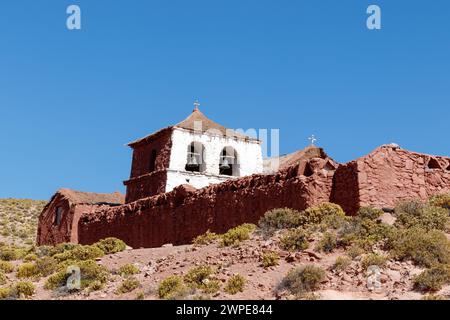 Tipica chiesa cilena del villaggio di Machuca vicino a San Pedro de Atacama, Cile. Foto Stock