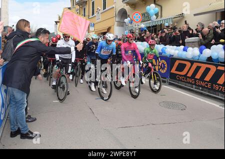 Giulianova, Italia. 7 marzo 2024. Partenza della quarta tappa Arrone-Giulianova della 59° Tirreno-Adriatico ad Arrone, Italia il 7 marzo 2024 durante la quarta tappa - Arrone-Giulianova, Ciclismo Tirreno Adriatico a Giulianova, Italia, 07 marzo 2024 Credit: Independent Photo Agency/Alamy Live News Foto Stock